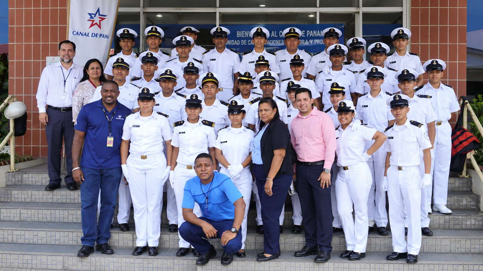 Delegación estudiantil del Instituto durante una visita al Canal de Panamá